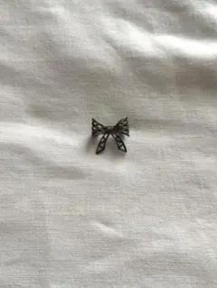 ヴィンテージ リボンの形のブローチ(シルバー色)