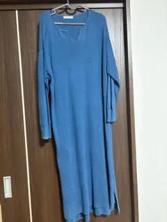 青のVネック長袖ニットワンピース
