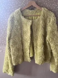 淡い黄緑色の花柄ノーカラージャケット