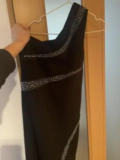 tika ワンショルダー黒ドレス ストーン装飾
