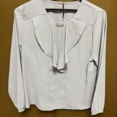 フリル付きライトグレー長袖ブラウス M