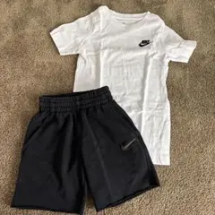Nike ホワイトTシャツとブラックショートパンツ