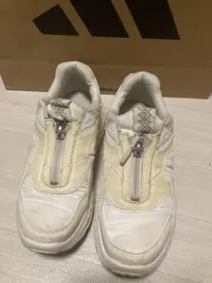 ［UGG］ホワイト ジッパースニーカー