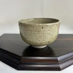 灰色の陶器製茶碗