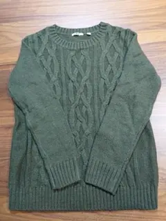 292●ユニクロ／ダークグリーンセーター