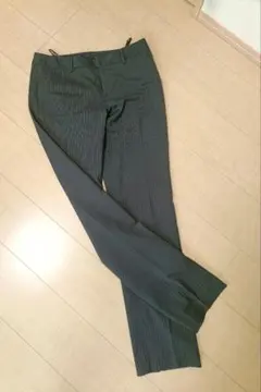 ダークグレー ストライプ スラックス　脚長効果