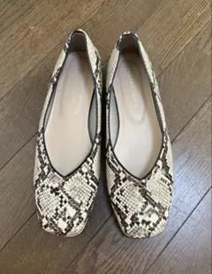 【美品】甲深メタリックラインフラットパンプス　パイソン柄　37