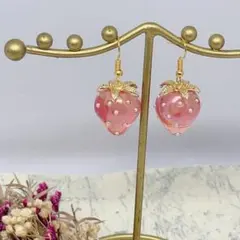 ハンドメイドピアス❤️大人可愛い❤️ゴールド×オーロラピンクいちごピアス❤️キラキラ