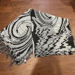 黒と白の渦巻き模様ストール