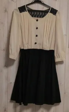 【BE RADIANCE】ベージュと黒の七分袖膝丈ワンピース