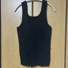 黒いノースリーブトップス