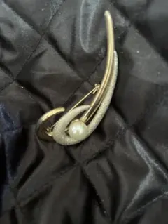 エレガントなパール付きシルバーブローチ