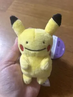 【最終値下！】韓国 ポケモン へんしん メタモン ピカチュウ キーホルダーのサムネイル