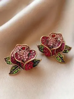 バラデザイン ピアス【新品】レトロ　ラインストーン　ローズ