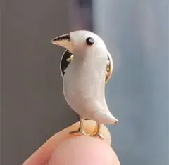 かわいい小鳥のブローチ 金 白 動物 鳥 ブローチ　北欧風　ピンブローチ