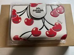COACHミディアム コーナー ジップ チェリー さくらんぼ 二つ折り財布