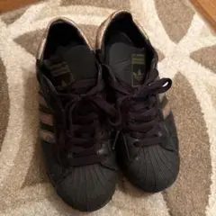 adidas ブラック ゴールド スニーカー