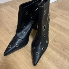 黒いアンクルブーツ メタルリング付き yellow shoes