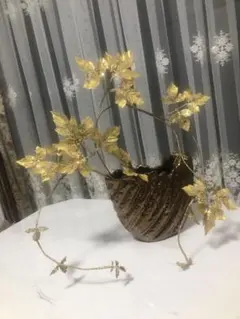 ゴールドの葉装飾付き花瓶