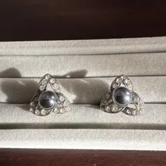 トリフォイルデザイン ブラックパール　クリスタルストーン　イヤリング