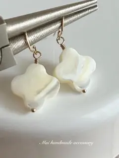 ☆ホワイト 白蝶貝 フラワー ピアス 14kgf天然石ピアス☆