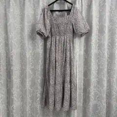 花柄グレーのティアードワンピース