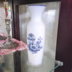 青い花柄の陶器花瓶
