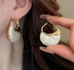 大ぶり 波形デザインゴールドピアス