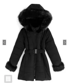 黒のフード付きファーコート