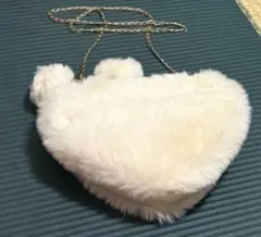 ホワイトファーショルダーバッグ ハート型（新品、未使用)