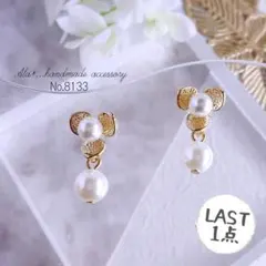 No.8133　上品かわいいフラワーとパールサージカルステンレススタッドピアス