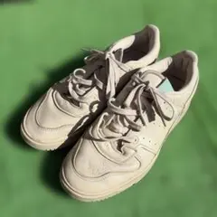 adidas スニーカー ベージュ