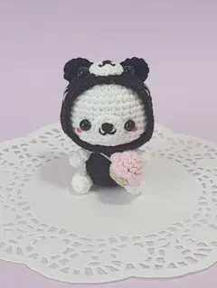 あみぐるみ 黒猫の格好した白くまちゃんのサムネイル