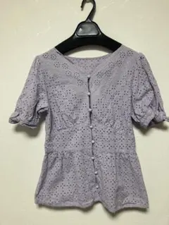 ブルーレベルクレストブリッジ　ラベンダー刺繍入りコットンブラウス 38