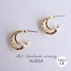 No.8068　ゴールド交差したフープにパール乗せ　チタンポストピアス