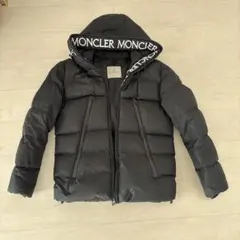 MONCLER ブラックダウンジャケット フード付き