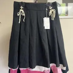 新品タグ付き 黒 ひざ丈？ミニ丈？フレアスカート リボン付き