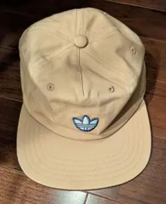 adidas ベースボールキャップ ベージュ