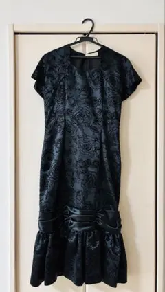 黒ドレス 花柄