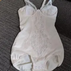 レースディテール ボディスーツ