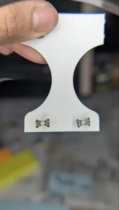 K18リボン型スタッドピアス（クリスタル風ストーン付き） - メルカリ