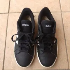 adidas スニーカー