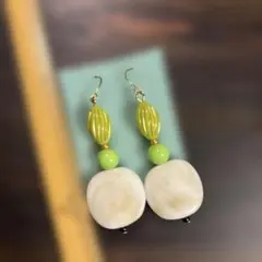 ハンドメイド　ホワイトグリーンビーズピアス