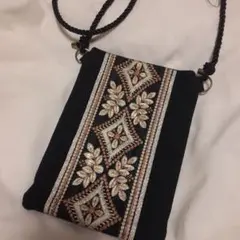 ハンドメイド　インド刺繍スマホショルダーバッグ 黒