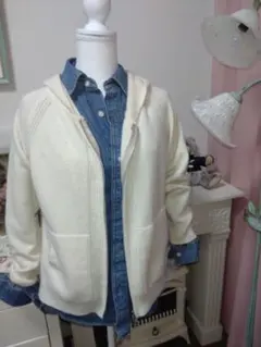 アイボリー フード付き ジップアップパーカー