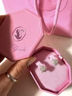 スワロフスキーAriana Grande x Swarovski スタッドピアス