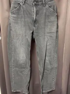 グレー ストレートレッグ デニムパンツ