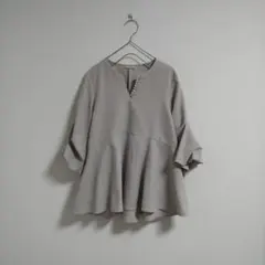 26SS ストラ stola.Vネックフレアブラウス - メルカリ