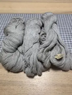 グレーの合成繊維毛糸 287 315g