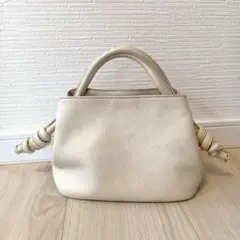 ホワイトレザー ハンドバッグ ねじれたハンドル